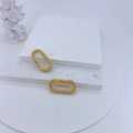 Makroaufnahme von vergoldetem Kupfer-Karabinerverschluss mit funkelnden Zirkonia - Gold Oval (16x31mm)