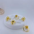 Cinque anelli a conchiglia dorati su vassoio bianco visti da un angolo di 45 gradi - Stile Conchiglia (#3) / Oro