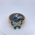 Elegante zilveren vlinder speldjes set met groene zirkonia op een displaystandaard - Groene Zirconia