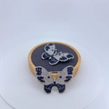 Elegante vlinderbroches in zilveren afwerking met blauwe en witte zirkonia in pavézetting - Blauwe Strass