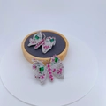 Elegante spilla a farfalla con zirconi micro-pave e pietre color smeraldo su base grigia - Stile Verde e Rosa