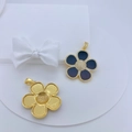 Detail von 18K vergoldeten Blumenanhängern mit schwarzer Emaille und Zirkonia-Besatz - Schwarz (Achat-Stil)