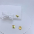 Pendentifs cadenas en cuivre doré 18K avec étoile en malachite sur écrins blancs - Motif Étoile Verte Serrure Dorée (2)