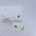 Pendentif cadenas cœur plaqué or 18K avec pierre verte sur fond de soie blanche - Motif Coeur Vert Serrure Dorée (3)
