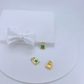 Détails macro de breloques cadenas plaquées or 18 carats avec étoile bleue pour bijoux DIY - Motif Étoile Bleue Serrure Dorée (5)