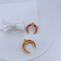 Colgante en forma de U bañado en oro con circonitas rojas y detalle de nido de abeja - Circonia Roja Tono Dorado (#2)