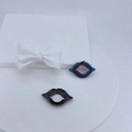 Detalle macro de colgantes en forma de labios con circonitas azules y rosas incrustadas - Labios Negros Huecos (#8)