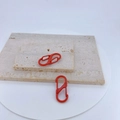 Moschettone rosso a forma di S con doppia molla su base in pietra dal design minimal - Rosso