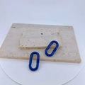 Blaue ovale Karabinerhaken mit matter Oberfläche und rutschfester Textur auf Stein - Himmelblau