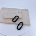 Zwei matt schwarze Messing-Schraubkarabiner auf Travertin-Displayplatten - Schwarz