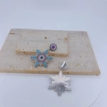 Pendentif flocon de neige détaillé avec pierres de zircon colorées sur fond de pierre - Style Flocon de Neige Argenté (#2)