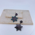 Macro de boucles d'oreilles flocon en zircons colorés avec design arrière alvéolé - Style Flocon de Neige Noir (#3)