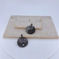 Vue détaillée des pendentifs Yin Yang avec micro-cristaux sur socle en pierre - Style Tai Chi Noir Fusil (#6)