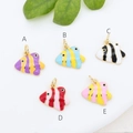 Dettaglio dei ciondoli a pesci tropicali in oro 18K con smalto colorato e pietre zirconi - Pesce Tropicale a Strisce (#5) / Pesce Tropicale Viola e Giallo (A)