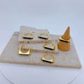 Retro gouden open ringen met donkerblauwe rechthoekige zirkoon op stenen display - Donkerblauwe Rechthoekige Steen Stijl