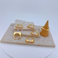 Macro detail van verstelbare gouden ringen met rechthoekige roze zirkonia steenzettingen - Roze Rechthoekige Steen Stijl