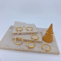 Detailweergave van gouden verstelbare ringen met roze hartstenen en getextureerde banden - Roze Dubbele Hart Stijl