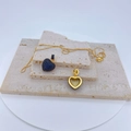 Détail du pendentif cœur avec zircons bleus et dos doré au design alvéolé sophistiqué - Pendentif uniquement / Bleu foncé