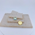 Vista detallada de colgantes de corazón bañados en oro de 18k sobre piedra elegante - Estilo Redondo Corazón Esmaltado Azul (#6)