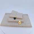 Vista macro de colgantes de corazón vintage de oro de 18k con esmalte negro y grabado - Estilo Corazón Sagrado Negro (#8)