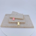 Detail van roze emaille hartjesbeer hanger en gouden metalen beer voor DIY sieraden - Roze