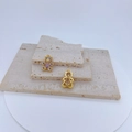 Vue détaillée des pendentifs ours dorés avec pavé de zircons violets et dos en nid d'abeille - Pendentif Seul (Sans Chaîne) / Ours Violet