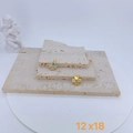 Detalle de colgante de trébol 12x18 con ojo turco azul y estructura trasera bañada en oro - Estilo Trébol de Cuatro Hojas