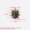 Detailansicht der goldener Spinne Anhänger mit Maßen und schwarzer Emaille Verzierung - Spinne-Stil