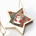Nahaufnahme von lasergeschnittenem Holzstern-Anhänger mit Weihnachtsmann und Tannen - Weihnachtsmann