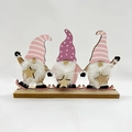Trois gnomes de Noël en bois sur socle naturel avec chapeaux rayés roses et étoiles dorées - Série Rose Ornement de Gnome Triple (SD-24007)