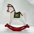 Cheval à bascule de Noël vintage en bois avec patins rouges et motifs de selle en flocons - Style de Cheval à Bascule