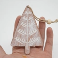 Rustikaler Weihnachtsbaumschmuck aus Holz mit weißen Zweigen und einer Juteschnur zum Aufhängen - Weihnachtsbaum-Muster