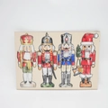 Set aus vier handbemalten Nussknacker-Soldaten aus Holz für die Weihnachtsdekoration - Nussknacker Soldaten Set (Bemaltes Holz)