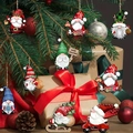 Ensemble de pendentifs gnomes de Noël en bois avec motifs festifs sur un sapin - Douze Styles de Gnomes Différents / Coloré