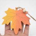 Handgefertigter Ahornblatt-Anhänger aus Holz mit herbstlichem Farbverlauf und Hanfseil - Farbverlauf Ahornblatt Anhänger