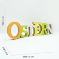 Detailansicht der 2cm Dicke der hölzernen Ostern Tischdekoration mit Schriftzug - Bunte Buchstaben