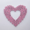 Ornamento a cuore in legno rosa tagliato al laser con motivi floreali e corda - Rosa / Grande