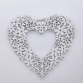 Dettaglio di ghirlanda a cuore in legno bianco intagliato al laser con fiori - Bianco / Grande