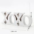 Détail de la décoration de table XOXO en bois blanc avec dimensions 21x8x2,7 cm - 21x2.5x8 / Blanc