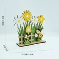 Décoration de Pâques en bois avec abeille et tournesol sur une clôture rustique - Abeille de Jardin