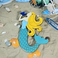 Detalle de un colgante de sirena de madera tallada con estrellas de mar decorativas - Estilo Sirena