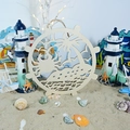 Holz-Schiffsrad mit lasergeschnittenen Krabben- und Palmenmotiven im Marine-Stil - Natürlicher Strand