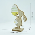 Conejo de Pascua de madera con huevo Frohe Ostern y detalles de flores blancas - Conejo Sosteniendo el Huevo Arriba