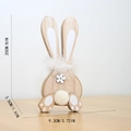 Dettaglio del coniglio pasquale in legno con coda pelosa e accento floreale, 20 cm - Grande