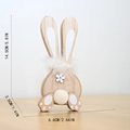 Dettaglio decorazione coniglio in legno con dimensioni 14,5cm e trama naturale - Piccolo