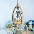 Detail eines Surfbrett-Anhängers aus Holz mit Palmenschnitzerei und Ibiza-Bus - Gelb Ibiza