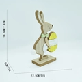 Conejo de Pascua de madera con lazo verde y huevo amarillo, figura decorativa de 18,5cm altura - Conejo Abrazando el Huevo