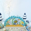 Detail der hölzernen LED-Ozean-Brückenlampe mit Korallen und tropischen Fischen - Clownfisch