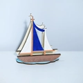 Détail d'une maquette de voilier en bois faite main avec éléments nautiques découpés - Voilier Double Face Brun