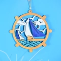 Dettaglio di decorazione nautica in legno con barca a vela e onde tagliate al laser - 22.5*22.5*0.5cm / Barca a vela